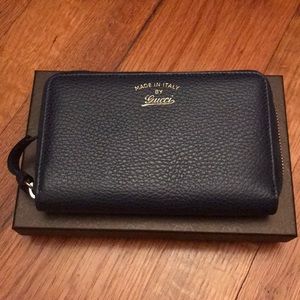 NWT Gucci women zip wallet